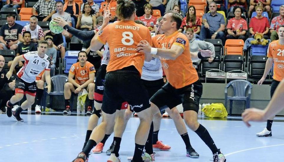 Die Abwehr der Kadetten mit Erik Schmidt (8) und Philip Novak stand im ersten Match sehr kompakt und liess den Pfadern meist nur wenig Raum. Bild: Reinhard Standke