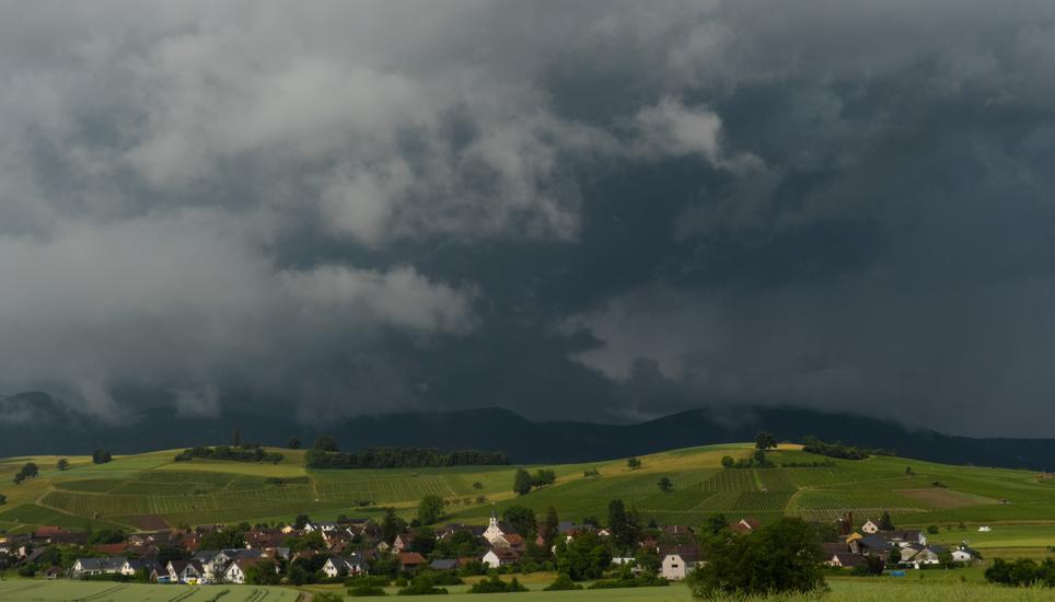 Schwere Wolken stauen sich am Räckholderebuck ... Bild: Theo Kübler