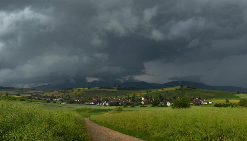 ... und drohen auf Oberhallau zu fallen. Bild: Theo Kübler