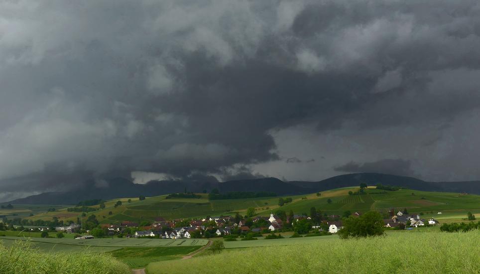 Tonnenschwere Wassergebilde hängen über der Region. Bild: Theo Kübler