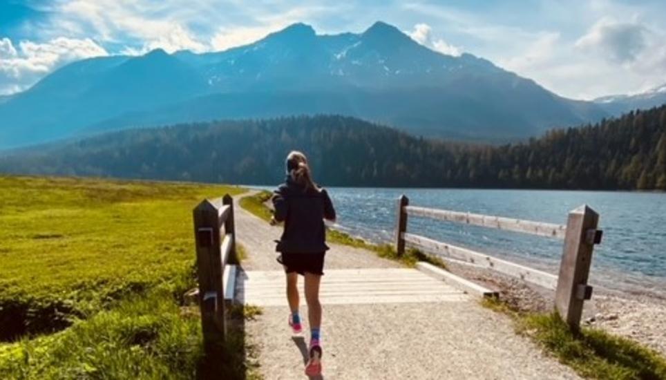 Wer sich am Pfingstmontag im Engadin aufhielt, erlebte hingegen sonniges Pfingstwetter wie aus dem Bilderbuch. Davon profitierte etwa die Läuferin vom LC Schaffhausen Fabienne Vonlanthen, am Trainingslager in St. Moritz. Bild: Raffael Brandenberger
