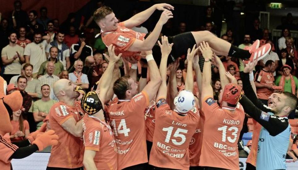 Die Kollegen lassen ihren Captain Dimitrij Küttel völlig zu Recht hochleben. Nach zehn Jahren und sechs Meistertiteln mit den Kadetten wechselt der 28-Jährige nun zum HC Kriens-Luzern.