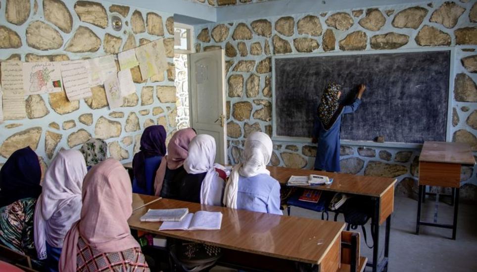 Unterricht ja, Ausbildung nein: Für viele Mädchen in Afghanistan endet die Schulzeit bereits nach der 6. Klasse. So wollen es die Taliban. Bild: zvg
