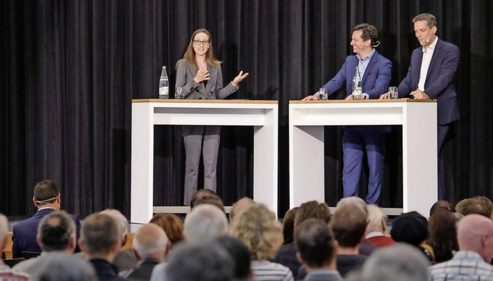 Jackie Bauer, Jérôme Cosandey und Oliver Diethelm (Mitte) diskutierten im Pavillon im Park über die Schweizer Altersvorsorge. Bilder: M. Kessler