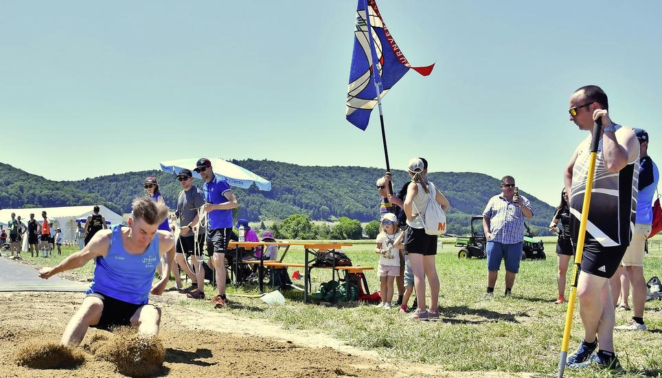 Gute Leistung: Der spätere Sieger Claudio Wäspi vom TV Stein am Rhein, sprang im Weitsprung sehr gute 5.89 Meter. Bild: C. Merki