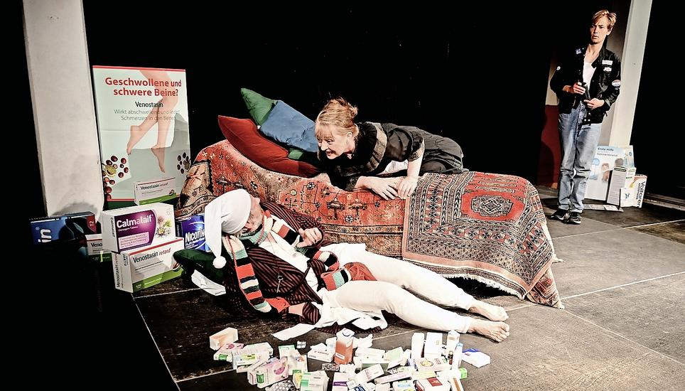 Der Hypochonder (Markus Calvin) hält die Familie ständig auf Trab. Bild: Eric Bührer