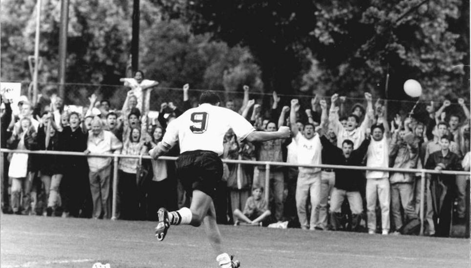 Die Entscheidung: Rolf Häner (9) hat das 1:0 für die SVS erzielt. Gross war der Jubel bei den vielen Zuschauern. Bild: B. + E. Bührer