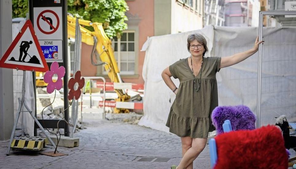 Die Inhaberin Zanka Kolarski vor ihrem Geschäft «Gewürznote» in der Stadthausgasse, wo sich aufgrund der Baustelle kaum mehr jemand hinsetzt. Bild: Michael Kessler