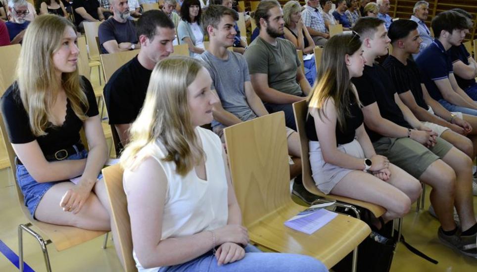 Ein Teil der insgesamt 45 Jungbürger war an der Gemeindeversammlung am Mittwochabend anwesend. Bild: Thomas Martens