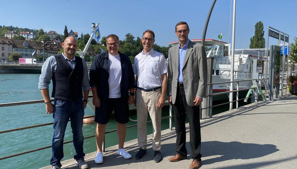 Per 1. Januar 2023 übernimmt nun die «Kochpiraten GmbH». V.l.n.r.: Andreas Würmli und Renato Blättler, Kochpiraten, Remo Rey, URh-Geschäftsführer und Sönke Bandixen, Verwaltungsratspräsident URh. Bild: Radio Munot