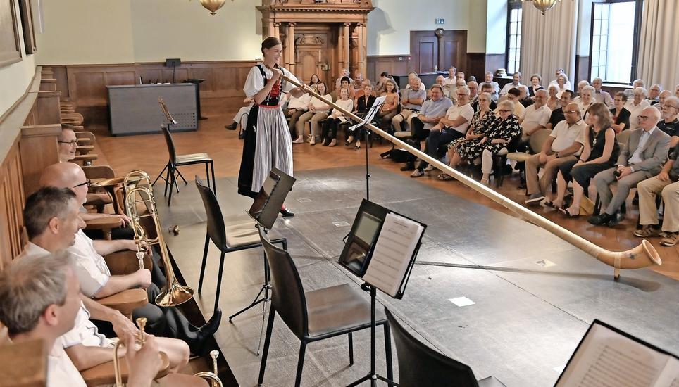 Alphornistin Lisa Stoll beim Auftritt. Bild: Selwyn Hoffmann