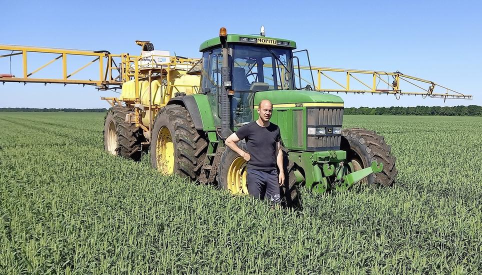 Landwirt Moritz Stamm auf seinem 150 Hektar grossen Weizenfeld. Bilder: zVg