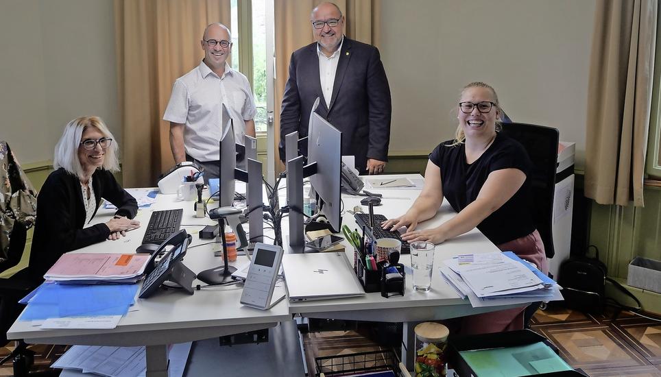 In einem Büro am neuen Sitz der Sozialen Dienste Untersee und Rhein in der Villa Rosenheim in Diessenhofen (v. l.): Mitarbeiterin Natascha Beer, Geschäftsführer Turi Schallenberg, Präsident Markus Birk und Mitarbeiterin Tanja Scheiwiller. Bild: T. Brack