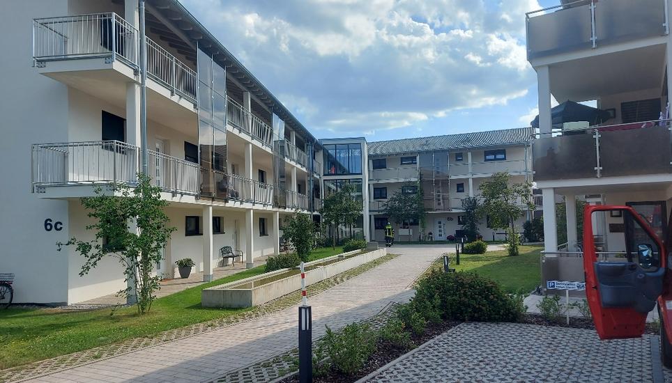 eine Seniorin war im Wohnpark Winkel im Aufzug steckengeblieben. Bilder: zvg/FFW-Jestetten
