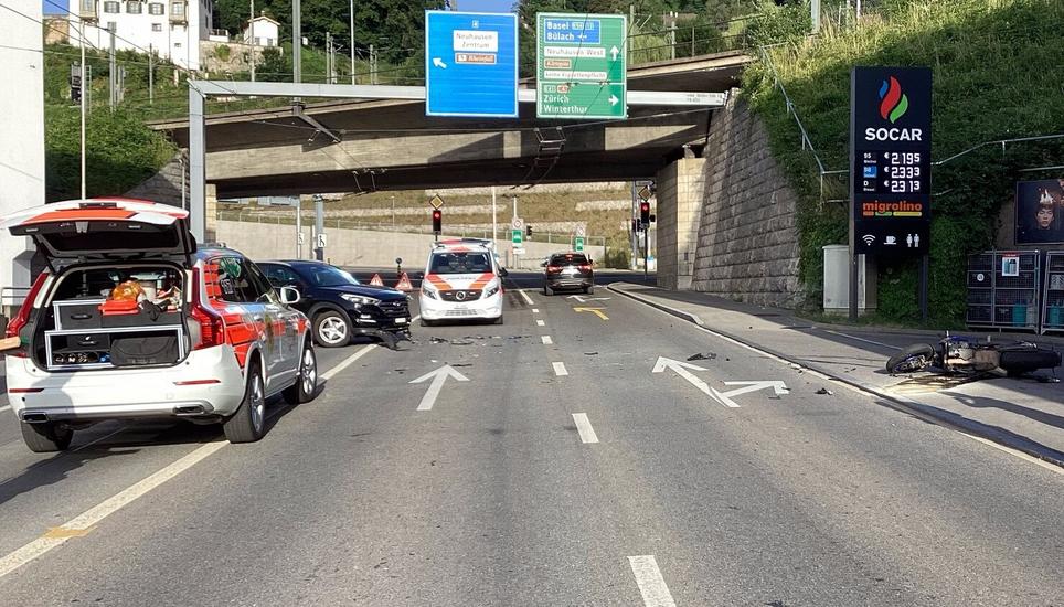 Der Motorradfahrer wurde bei dem Unfall verletzt. Bild: SHPol