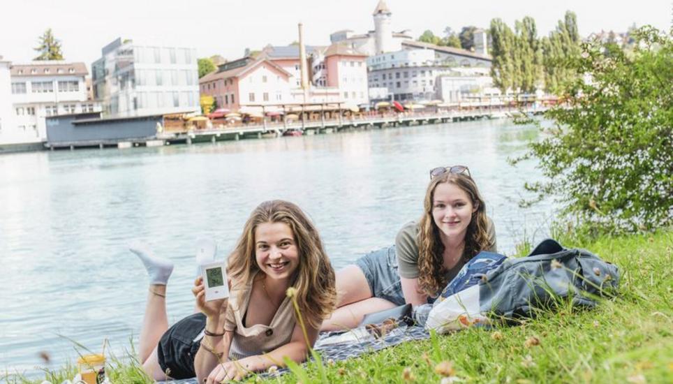 Am Wasser und im Schatten ist die Hitze gut erträglich: Bei angenehmen 29 Grad machten es sich Anna (links) und Leonie gegenüber der Rhybadi gemütlich.