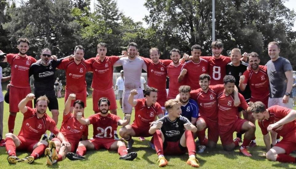 Jubel nach getaner Arbeit: Der FC Beringen steht als Aufsteiger in die 2. Liga fest. Bild: Pascal Oesch