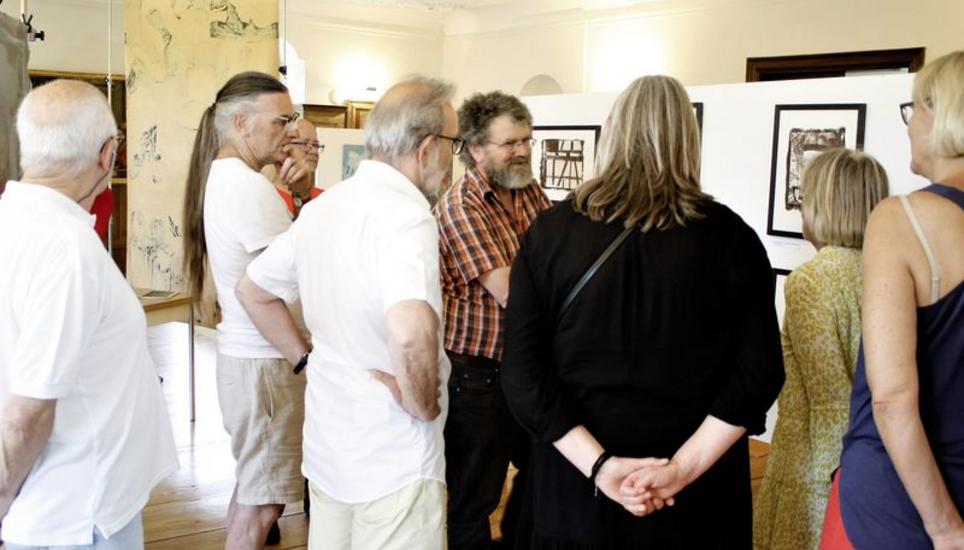 Hermann Ritschard (mit Bart) erklärt, wie er mit analoger Fotografie Kunstwerke schafft. Zweiter und Dritter von links: Fritz Franz Vogel und Erich Milz, Organisatoren des Kunstfestivals. Bilder: Dieter Ritter