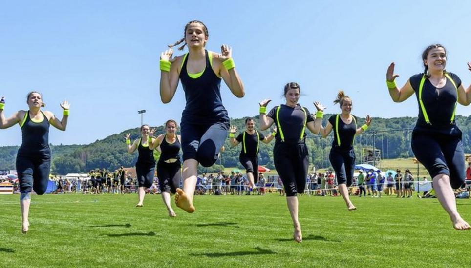 Die Hallauer Turnerinnen und Turner begeisterten das Publikum am heissen Sonntagnachmittag mit ihrer Grossfeldgymnastik. Am Samstag war sie Bestandteil ihres Vereinswettkampfes gewesen, mit dem sie in der 2. Stärkeklasse den Turnfestsieg errangen. Bild: Michael Kessler