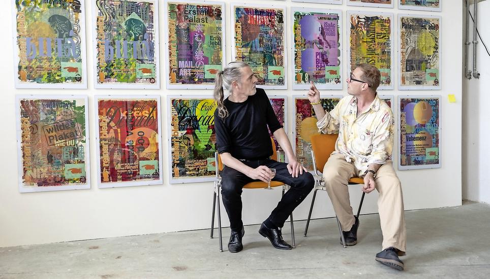 Mit dem Händchen auf den Bildern drückt Künstler Martin Amstutz (l.) seinen Protest gegen die Kündigung aus, die Galerist Tom Schneider kürzlich bekam. Bild: Jeannette Vogel