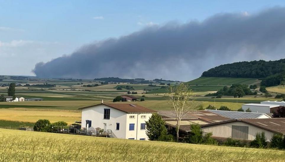 Der Brand ist am Montagmorgen nach 6.30 Uhr in Stühlingen-Mauchen (D) ausgebrochen. Die Rauchwolke war auch ennet der Grenze noch zu sehen. Bild: E. M. M.