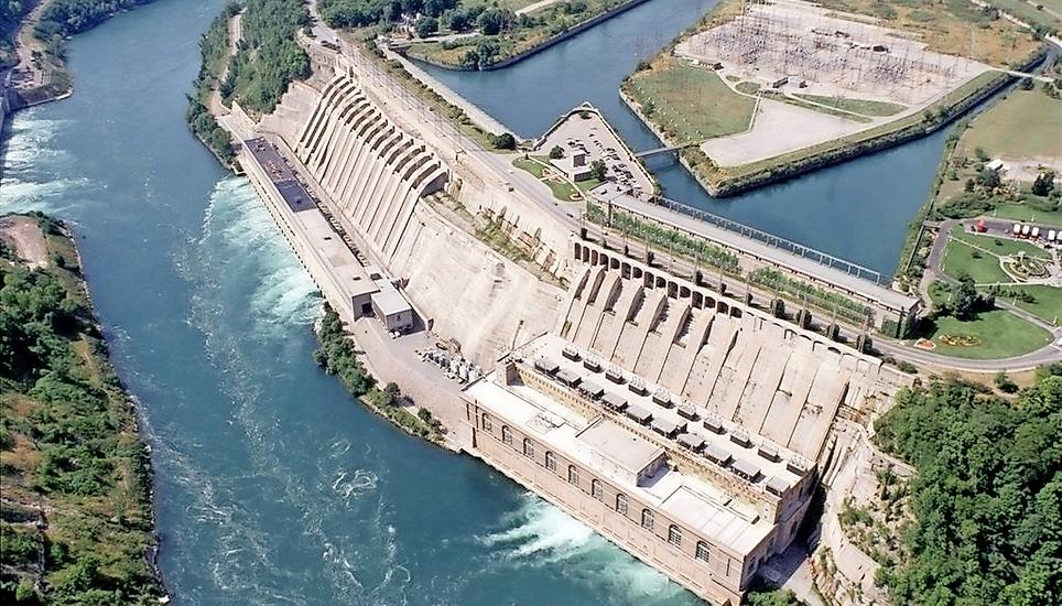 Die Niagarafälle an der kanadisch-amerikanischen Grenze werden seit vielen Jahren zur Stromerzeugung genutzt: Hier die beiden Kraftwerke. Bild: Wikimedia