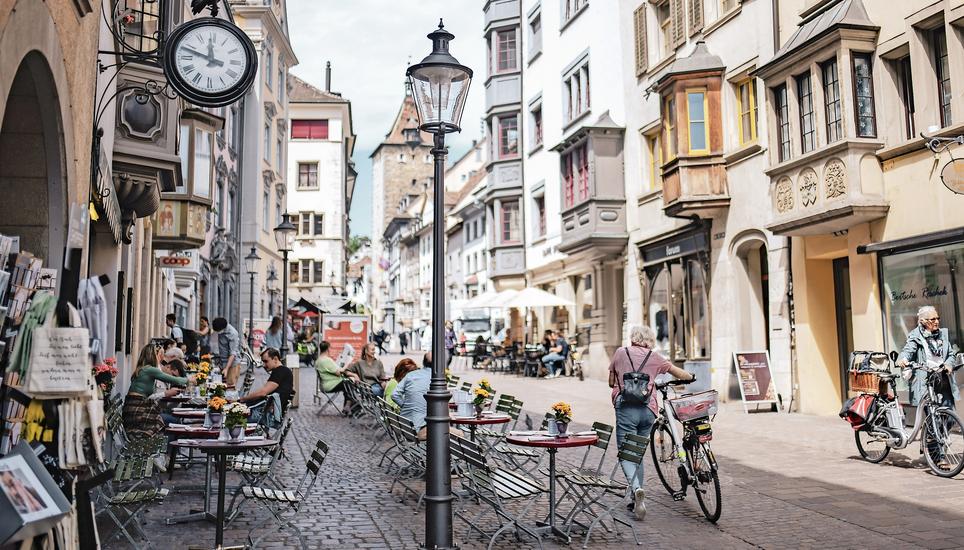 Schaffhausen, ein kleines Einkaufsparadies: Eine Stelle für Innenstadtentwicklung soll Lädelisterben, Leerständen und Einkaufstourismus entgegenwirken. Bild: Melanie Duchene