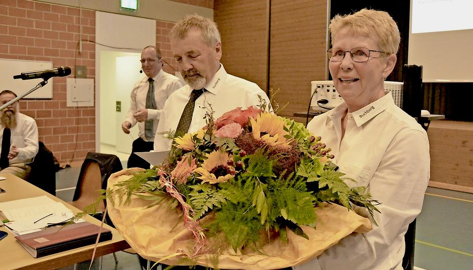 Gemeindeschreiberin Susan Müller erhielt Blumen zum Abschied. Bild: Vincent Fluck