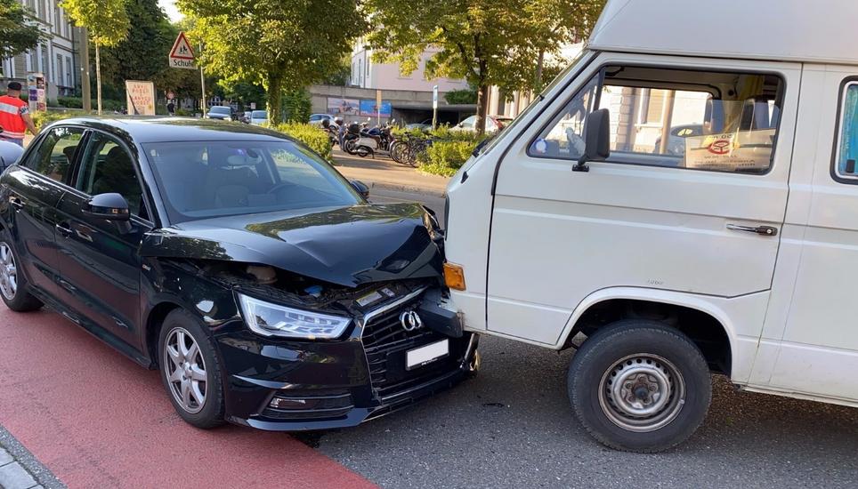 Während der Unfallaufnahme kam es zu kurzzeitigen Verkehrsbehinderungen. Bild: SHPol