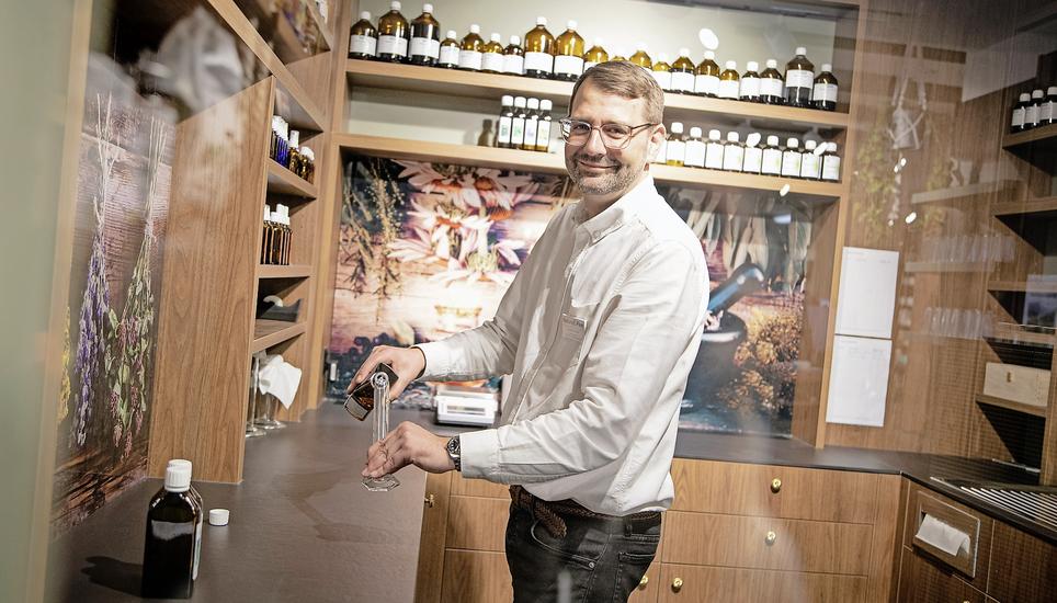 Geschäftsführer Joachim Schröck im Labor der Drogerie «Nature First». Bild: Roberta Fele