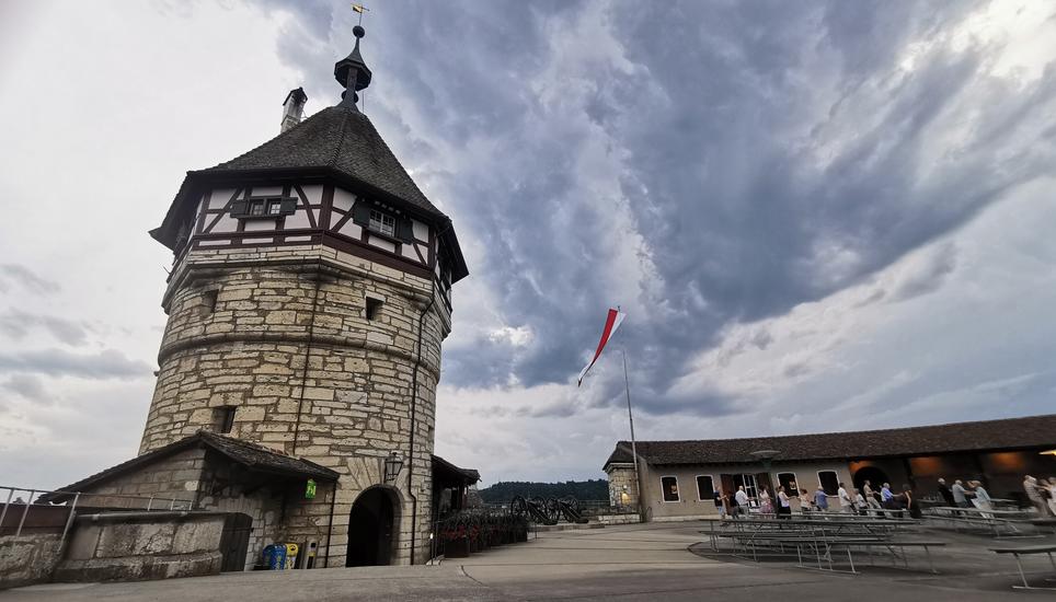 Da braute sich was zusammen: Der traditionelle Tanzkurs auf dem Munot musste um 21 Uhr abgebrochen werden. Bild: Radio Munot