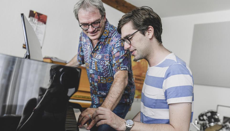 Vor allen Dingen muss Klavierspielen Spass machen, ist Thomas Silvestri überzeugt. Seine eigene Spielfreude überträgt er auch auf den Schüler. Bild: Melanie Duchene
