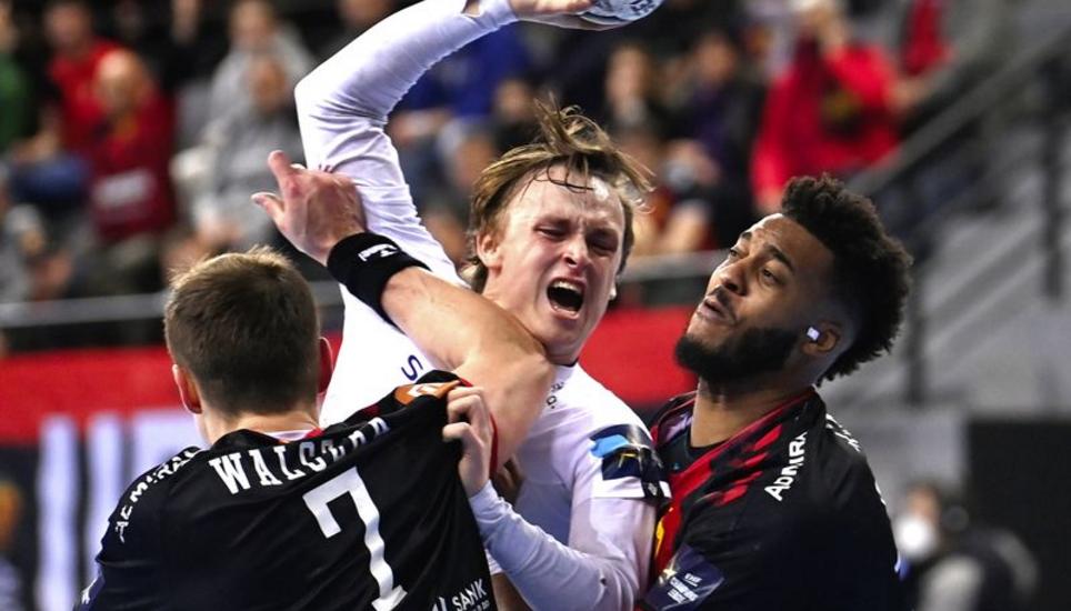 Die Vardar-Verteidiger Walczak (l.) and Toto (r.) bremsen Elverums Grondahl. Bild: Key