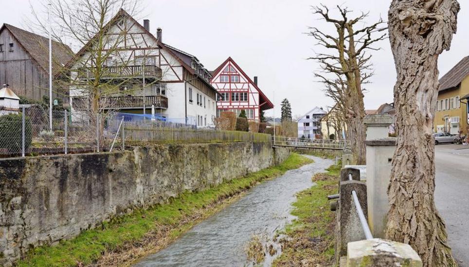Der malerische Dorfbach plätschert harmlos dahin, kann sich aber schnell in eine Sturzflut verwandeln. Bild: tbo