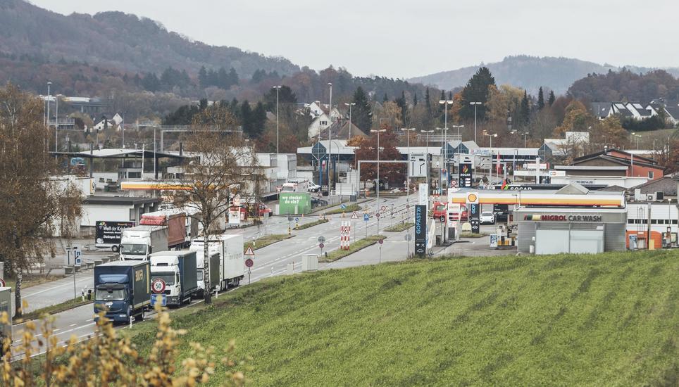 Oft stockt der Verkehr an der Grenze zu Thayngen, laut Prognosen wird sich der Verkehrsdruck noch erhöhen. Bild: Roberta Fele