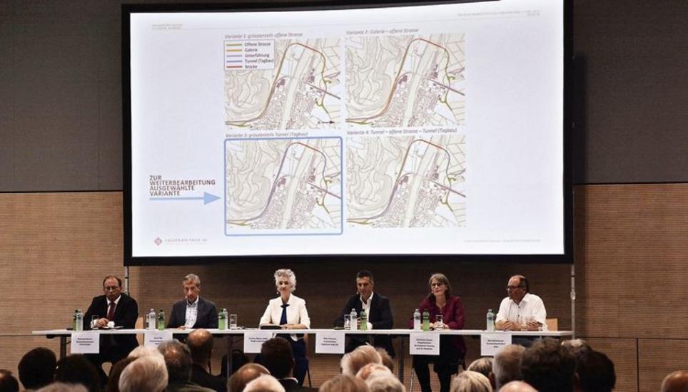 Grosses Interesse der Bevölkerung: Die Präsentation der Machbarkeitsstudie zur Umfahrung Eglisau lockte am Freitagabend mehr als 200 Einwohnerinnen und Einwohner aus dem Rafzerfeld in die Saalsporthalle Schalmenacker in Rafz. BILD AJO