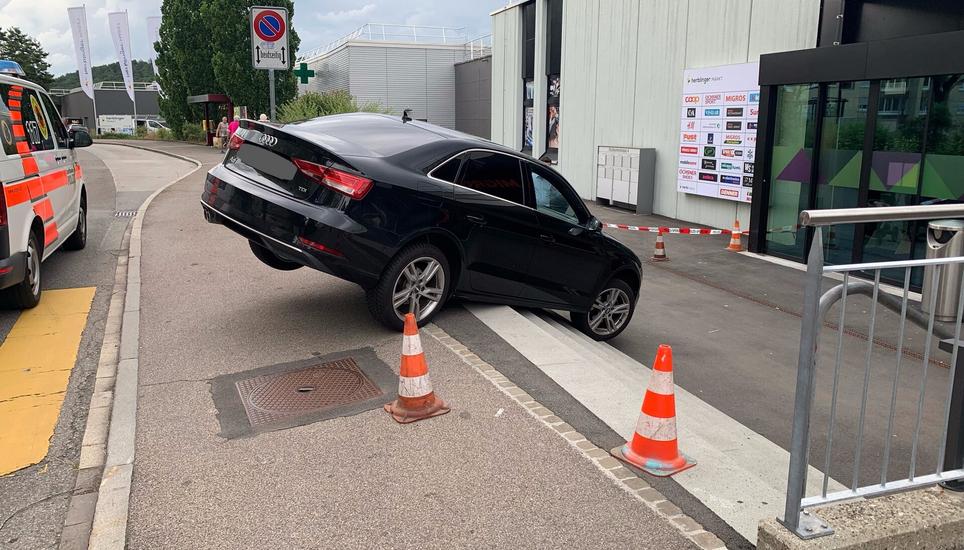 Glück für alle Beteiligten: Das Auto kam nicht weiter als auf die Treppen. Bild: SHPol