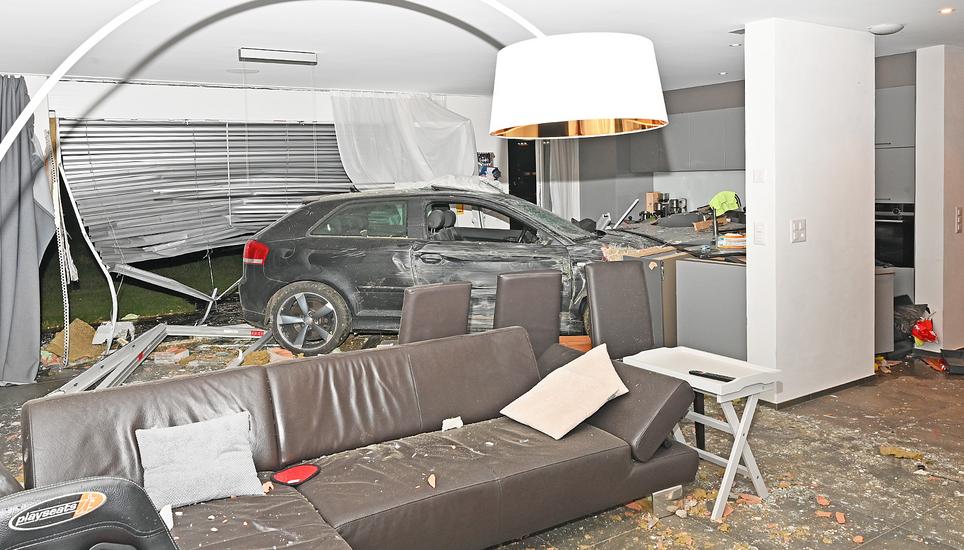 Erst im Wohnzimmer kam das Fahrzeug zum Stillstand. Die Beteiligten zogen sich leichte Verletzungen zu. Bild: zVg/SHPol