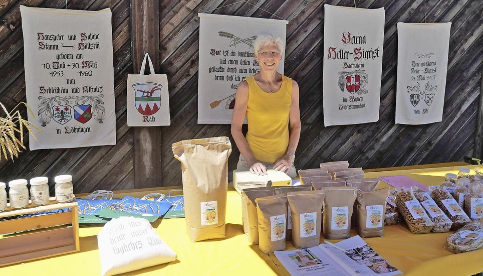 Verena Heller präsentiert Nahrungsmittel aus Urdinkel. Bild: Thomas Brack