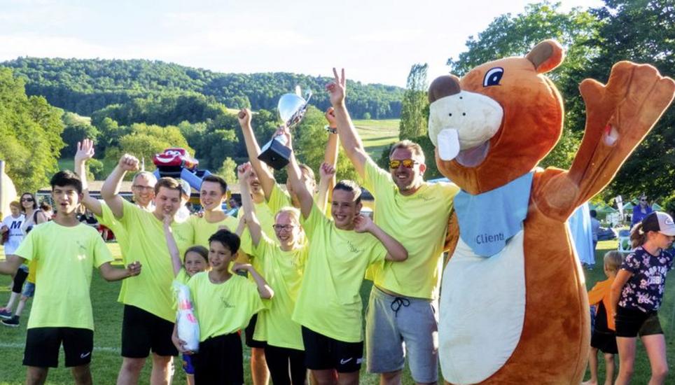 Die Clientis-Cup-Sieger Bibern feiern ihren Turniersieg. Bilder: Theo Kübler