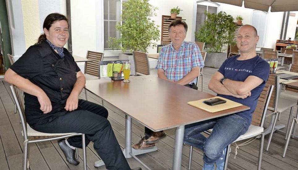 Sehen schwarz für die Restaurants an der Steiner Schiffländi, wenn die Aussenbewirtung in die Mitte des Platzes verlegt wird (v.l.): Tijana und Goran Jovicic vom «Wasserfels» und Gewerbe-Präsident Antonino Alibrando. Bild: tma