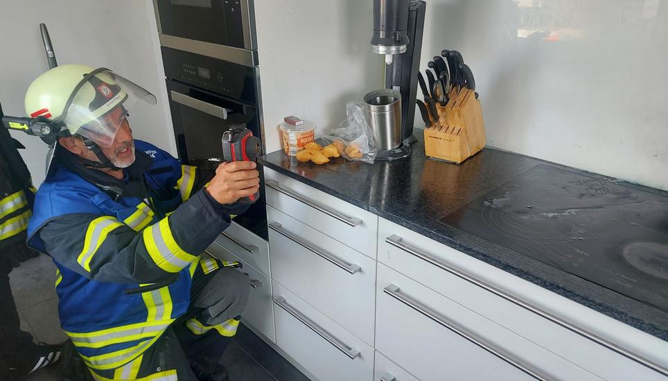 Die Feuerwehr überprüft Küchenzeile mit Wärmebildkamera. Bild: zVg/Freiwillige Feuerwehr Jestetten