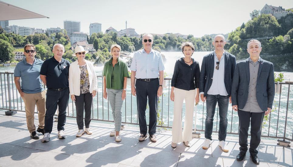 Bundeskanzler Walter Thurnherr sowie Ueli Maurer, Viola Amherd, Karin Keller-Sutter, Guy Parmelin, Simonetta Sommaruga, Alain Berset und Ignazio Cassis (v. l.) besuchen den Rheinfall. Bild: Melanie Duchene