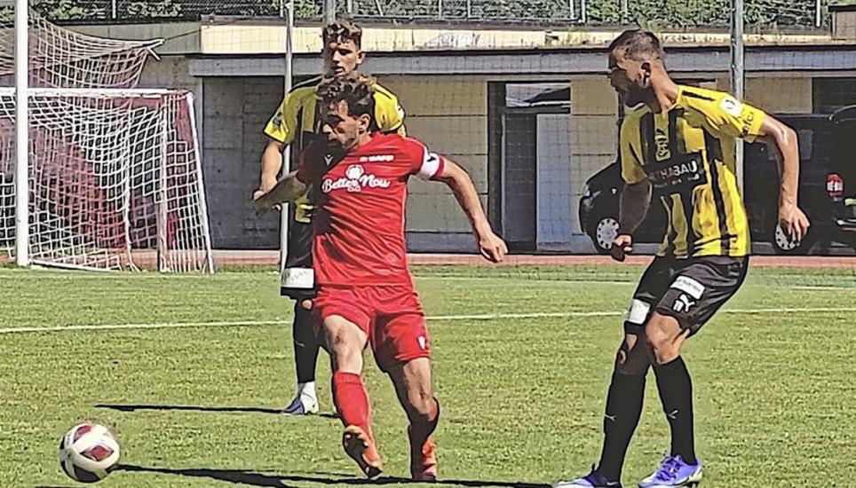 Gutes Tempo, harte Zweikämpfe: Sturm-Routinier Ivan Audino (rotes Trikot) duelliert sich mit den Schaffhauser Verteidigern Valon Hamdiu (l.) und Albin Sadrijaj. Bild: Toe
