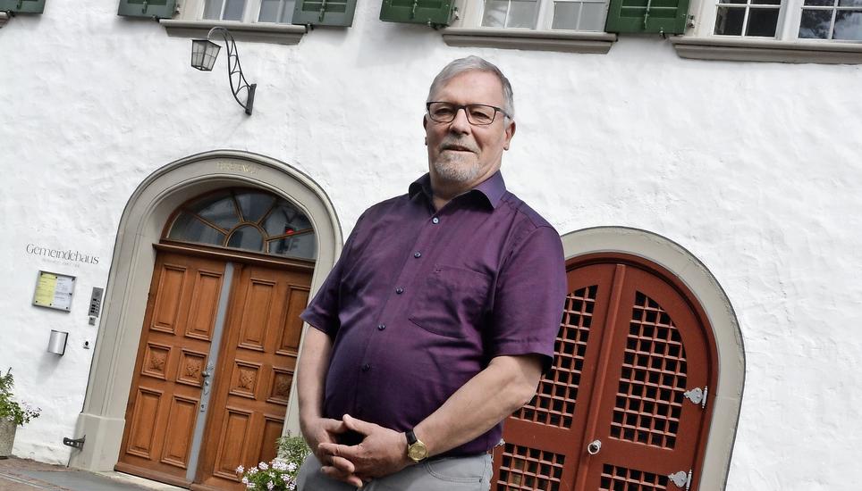 Markus Späth-Walter vor dem Feuerthaler Gemeindehaus, Anfang Juni 2022. Bild: Alexander Joho