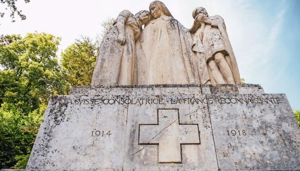 Das Denkmal von Paul Landowski stellt eine französische Mutter mit ihrem Kind dar, welche von einer schweizerischen Pflegenden getröstet wird. Bild: Melanie Duchene