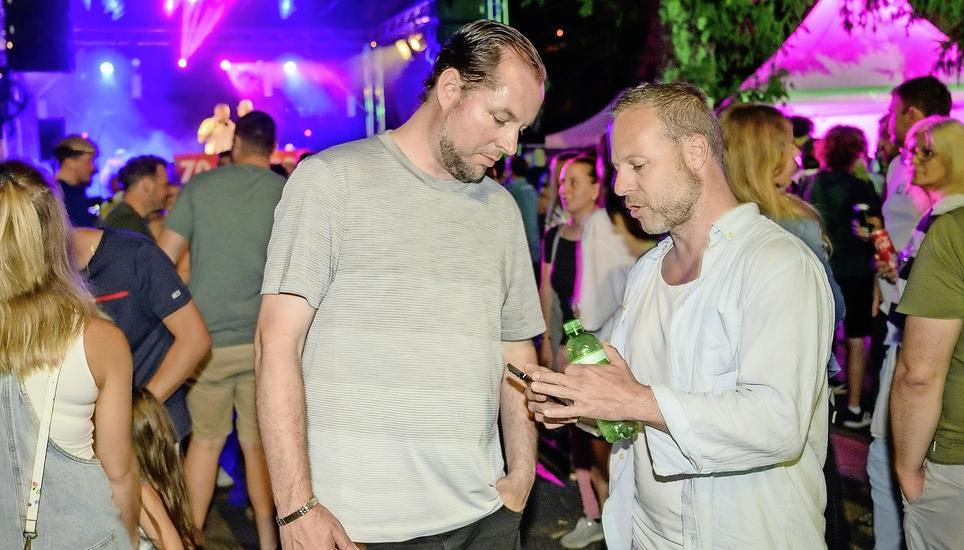 Die Übersicht behalten inmitten des Partyvolks: die Lindli-Fäscht-Organisatoren Sebastian Waldmeier (links) und Tobias Hunziker. Bild: Michael Kessler