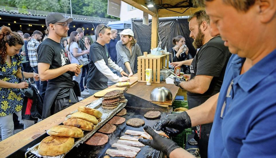 Düfte von Grillfleisch, grossartige Aromen – für fast jeden Geschmack war etwas dabei: Einer der Food-Stände am Lindli-Fäscht. Bild: Michael Kessler