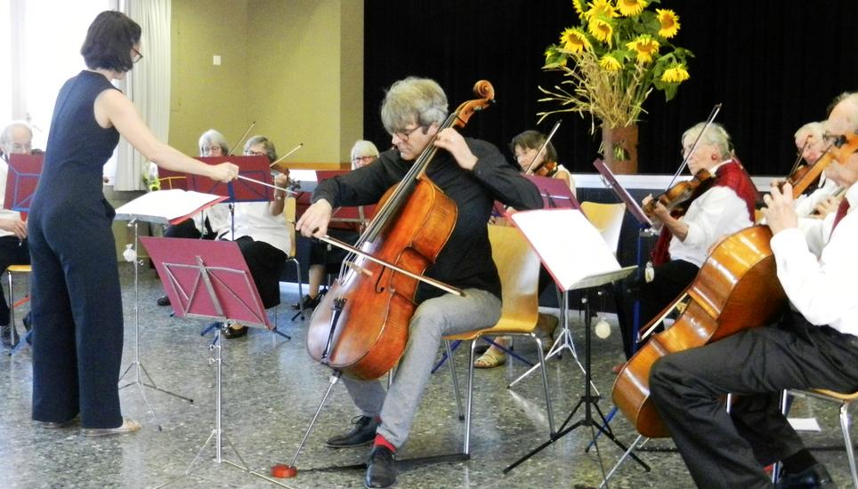 An ihrem letzten Konzert stand Sophie Ehrismann auch am Dirigierpult – eine Tätigkeit, die sie in Zukunft öfter ausüben will. Bild: Karl Hotz