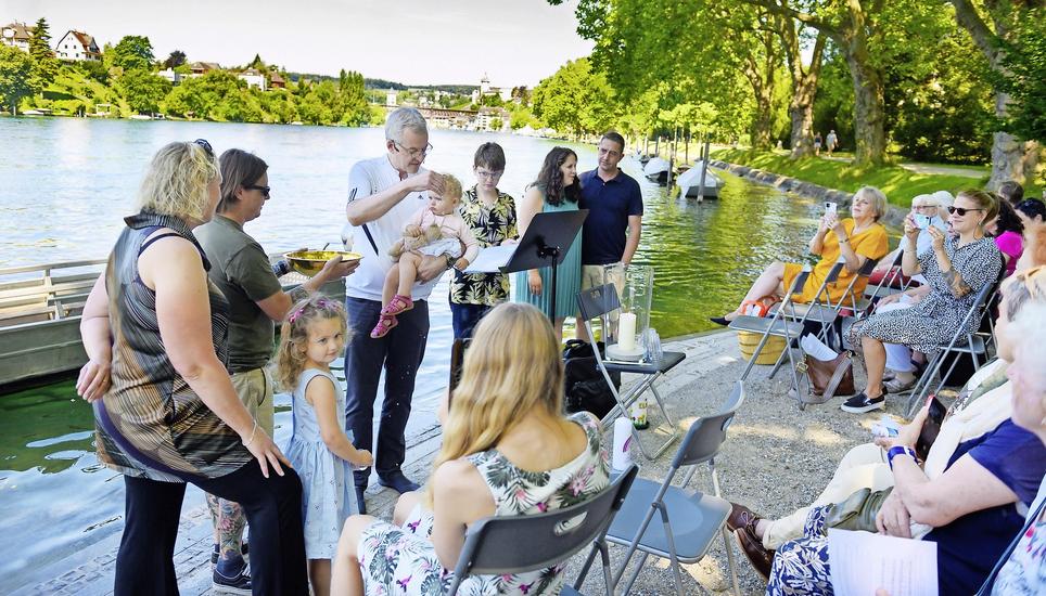 «Wasser ist das Element des Lebens»: Pfarrer Matthias Eichrodt tauft mit Rheinwasser die kleine Noora Kull. Bild: Selwyn Hoffmann